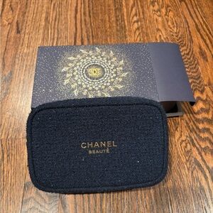 BNWT Chanel Beauté Tweed Cosmetic Pouch - Deep Navy - Gold Camellia Pull